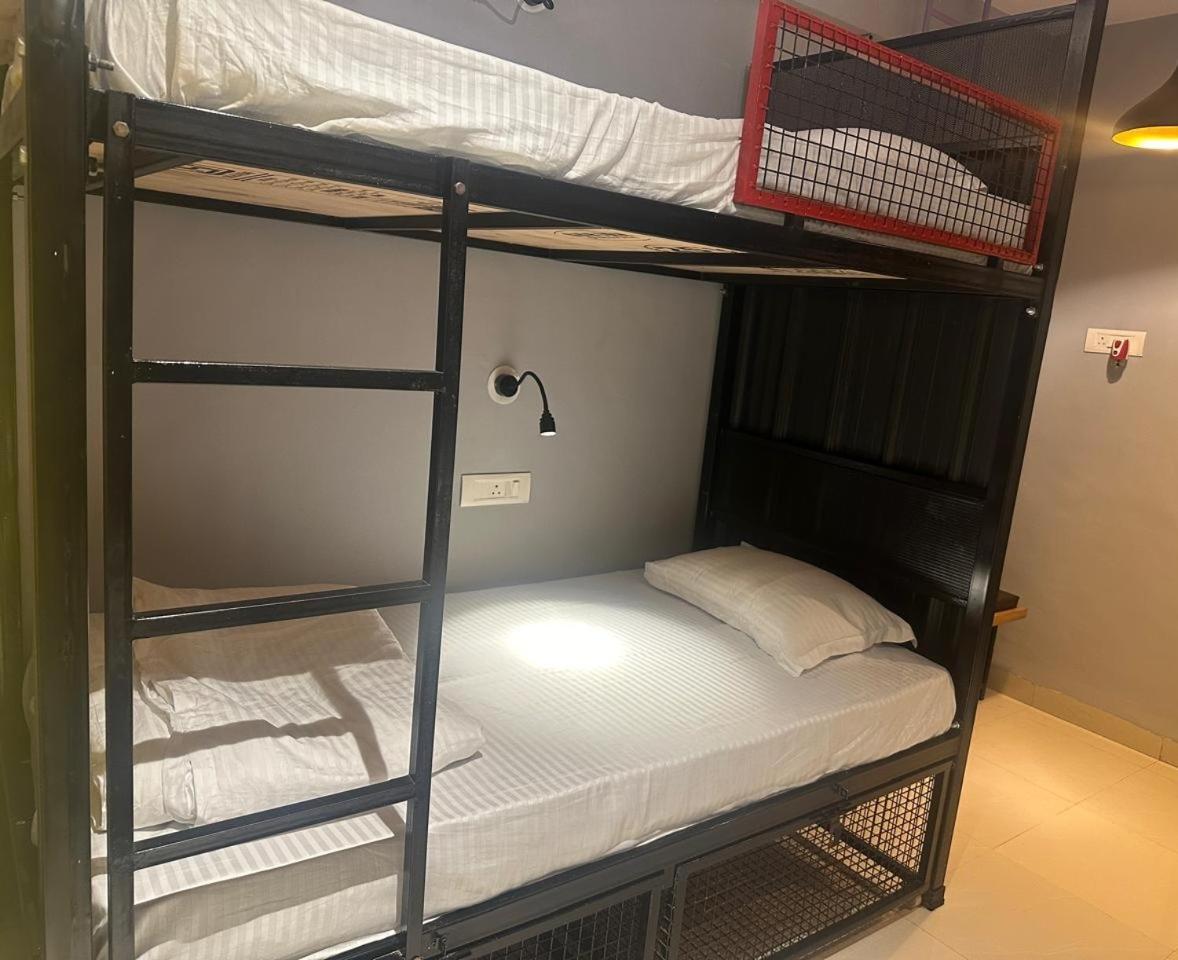 Travotale Hostel And Cowork Koregaonpark Пюн Екстериор снимка